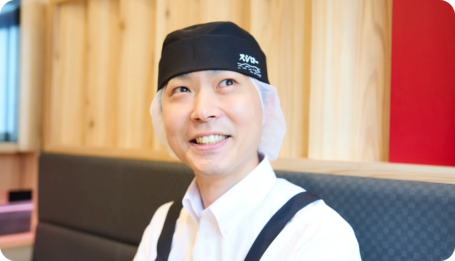 客席で笑顔を見せる佐藤圭介
