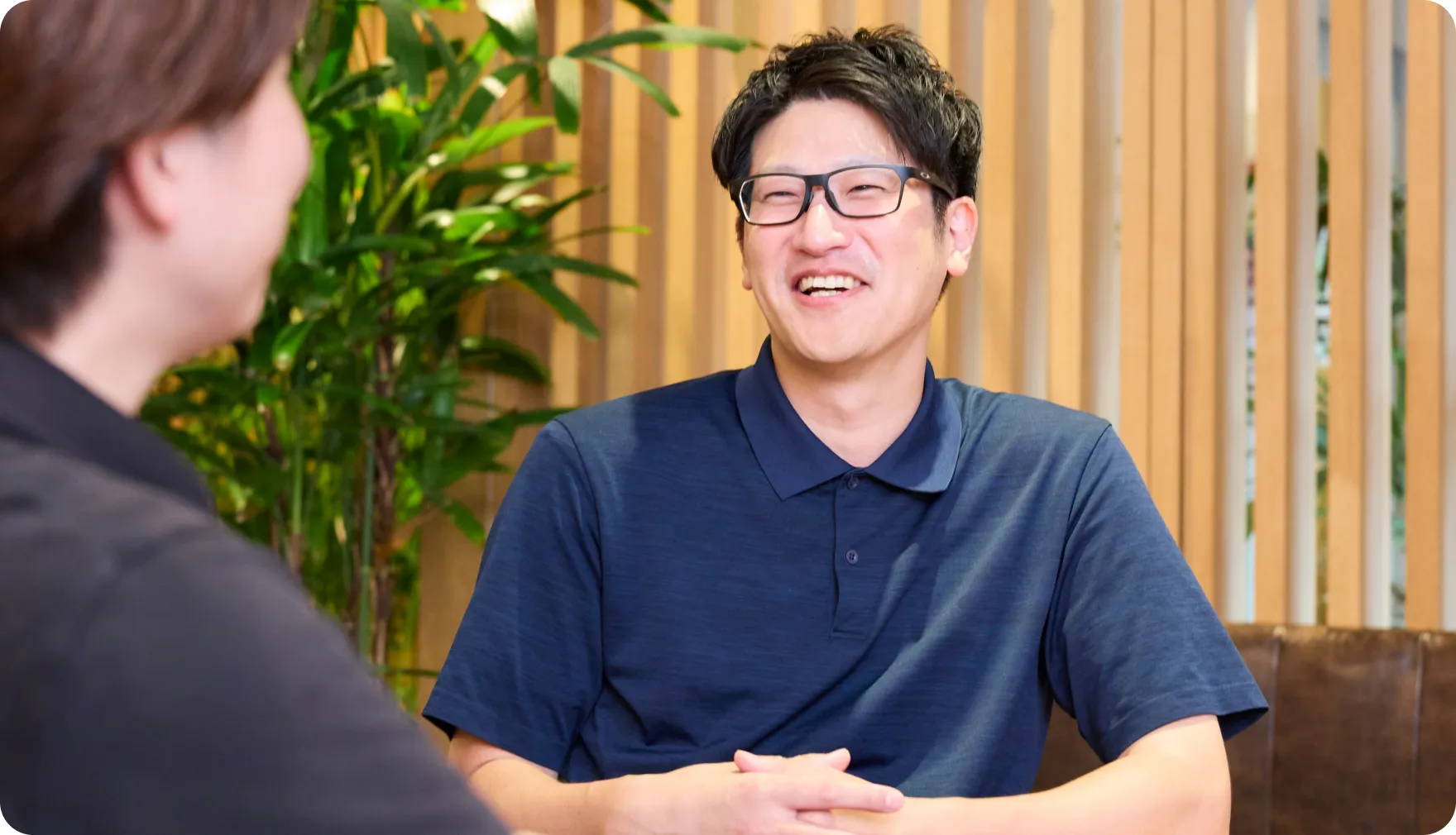 向かい合って笑いながら話す佐々木と川江